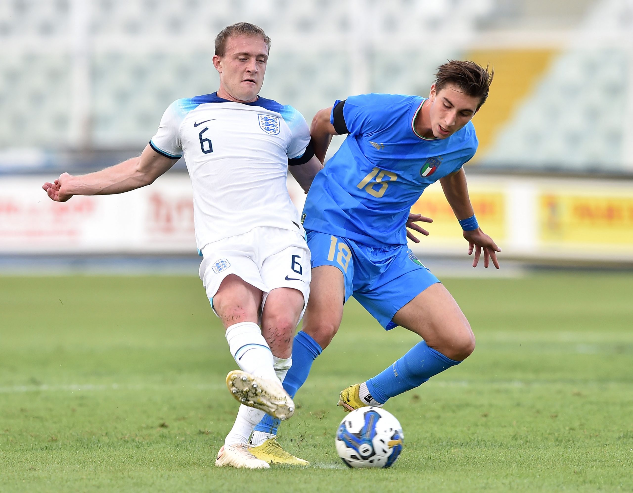 PESCARA, ITALY - SEPTEMBER 22: Oliver Skipp of England U21 and Fabio Miretti of Italy U21 in action during the International Friendly Match between Italy U21 and England U21 at Stadio Adriatico Giovanni Cornacchia on September 22, 2022 in Pescara, Italy. (Photo by Giuseppe Bellini/Getty Images)
