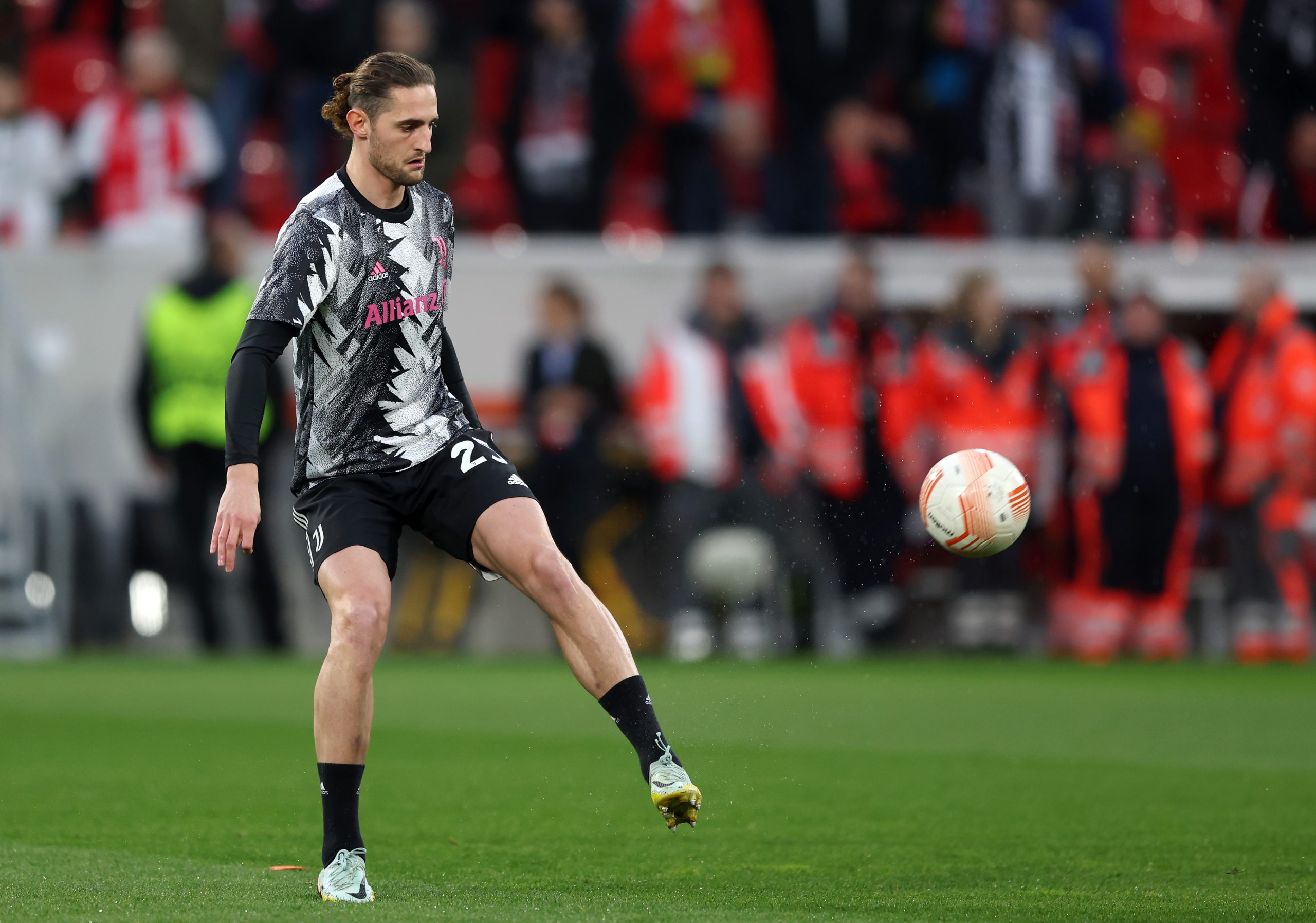 FREIBURG IM BREISGAU, GERMANY - MARCH 16: Adrien Rabiot of Juventus warms up prior to the UEFA Europa League round of 16 leg two match between Sport-Club Freiburg and Juventus at Europa-Park Stadion on March 16, 2023 in Freiburg im Breisgau, Germany. (Photo by Christian Kaspar-Bartke/Getty Images)