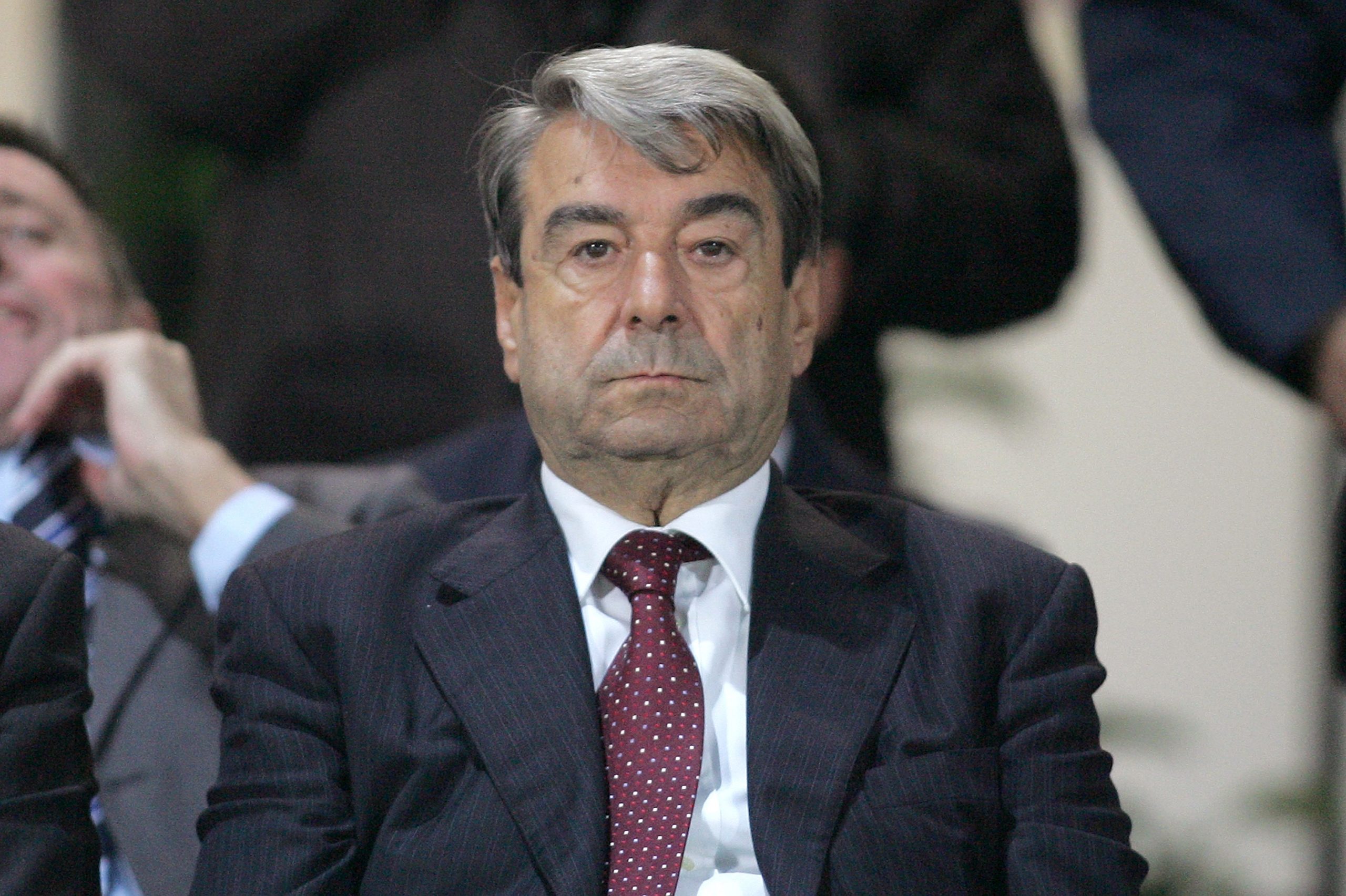 LIVORNO, ITALY - OCTOBER 28: President of Livorno Calcio Aldo Spinelli looks on during Serie A Team match played between AS Livorno Calcio and Atalanta BC at Stadio Armando Picchi on October 28, 2009 in Livorno, Italy. (Photo by Gabriele Maltinti/Getty Images)
