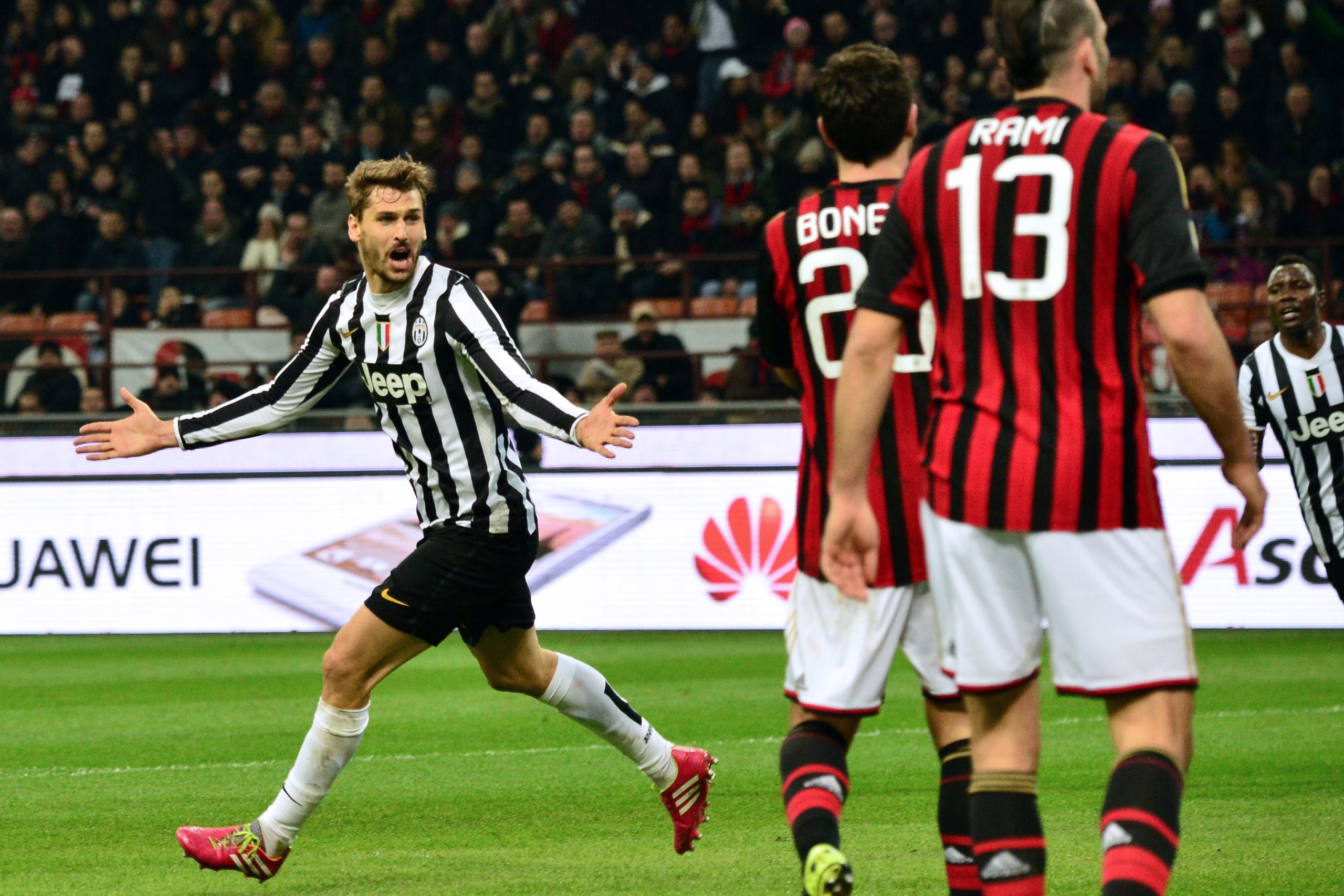 Juventus' Spanish foward Fernando Llorente (L) celebrates after scoring a goal during the Serie A football match between AC Milan and Juventus at San Siro stadium in Milan on March 2, 2014. AFP PHOTO / GIUSEPPE CACACE (Photo credit should read GIUSEPPE CACACE/AFP via Getty Images)
