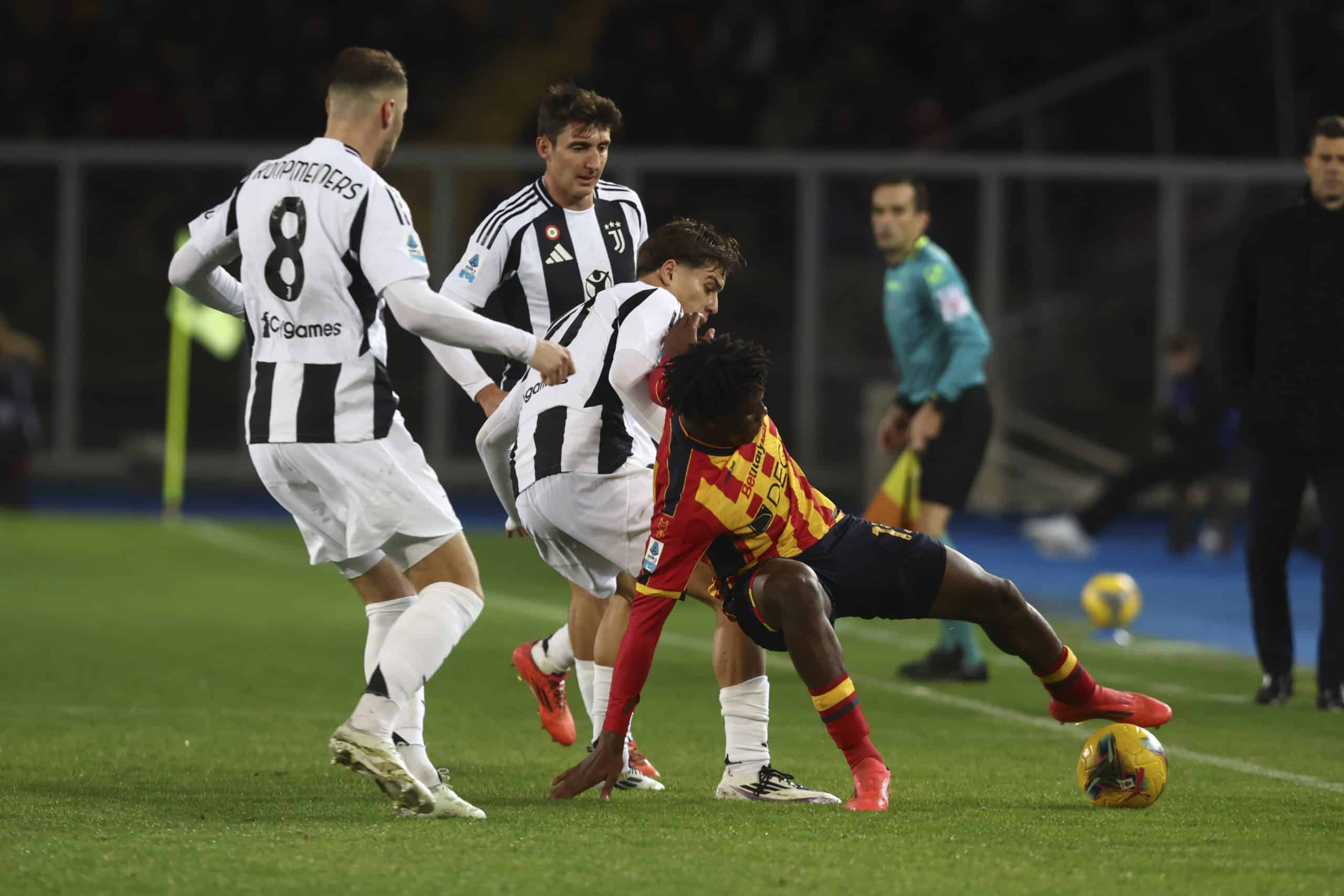 LECCE, ITALY - DECEMBER 01: Patrick Dorgu of Lecce competes for the ball with Kenan Yildiz of Juventus during the Serie A match between Lecce and Juventus at Stadio Via del Mare on December 01, 2024 in Lecce, Italy. (Photo by Maurizio Lagana/Getty Images)