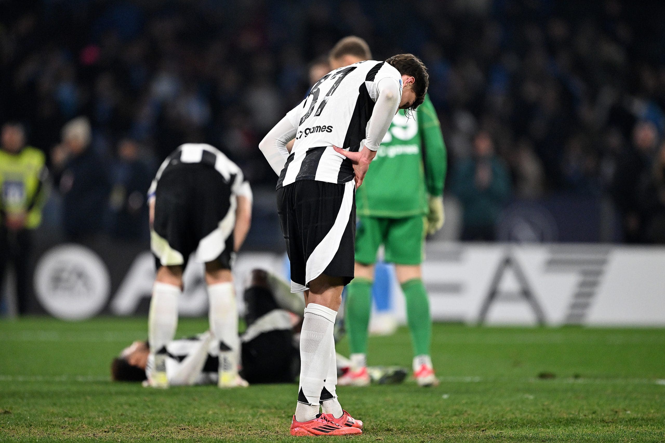 NAPLES, ITALY - JANUARY 25: Juventus players stand disappointed after the Serie A match between Napoli and Juventus at Stadio Diego Armando Maradona on January 25, 2025 in Naples, Italy. (Photo by Francesco Pecoraro/Getty Images)