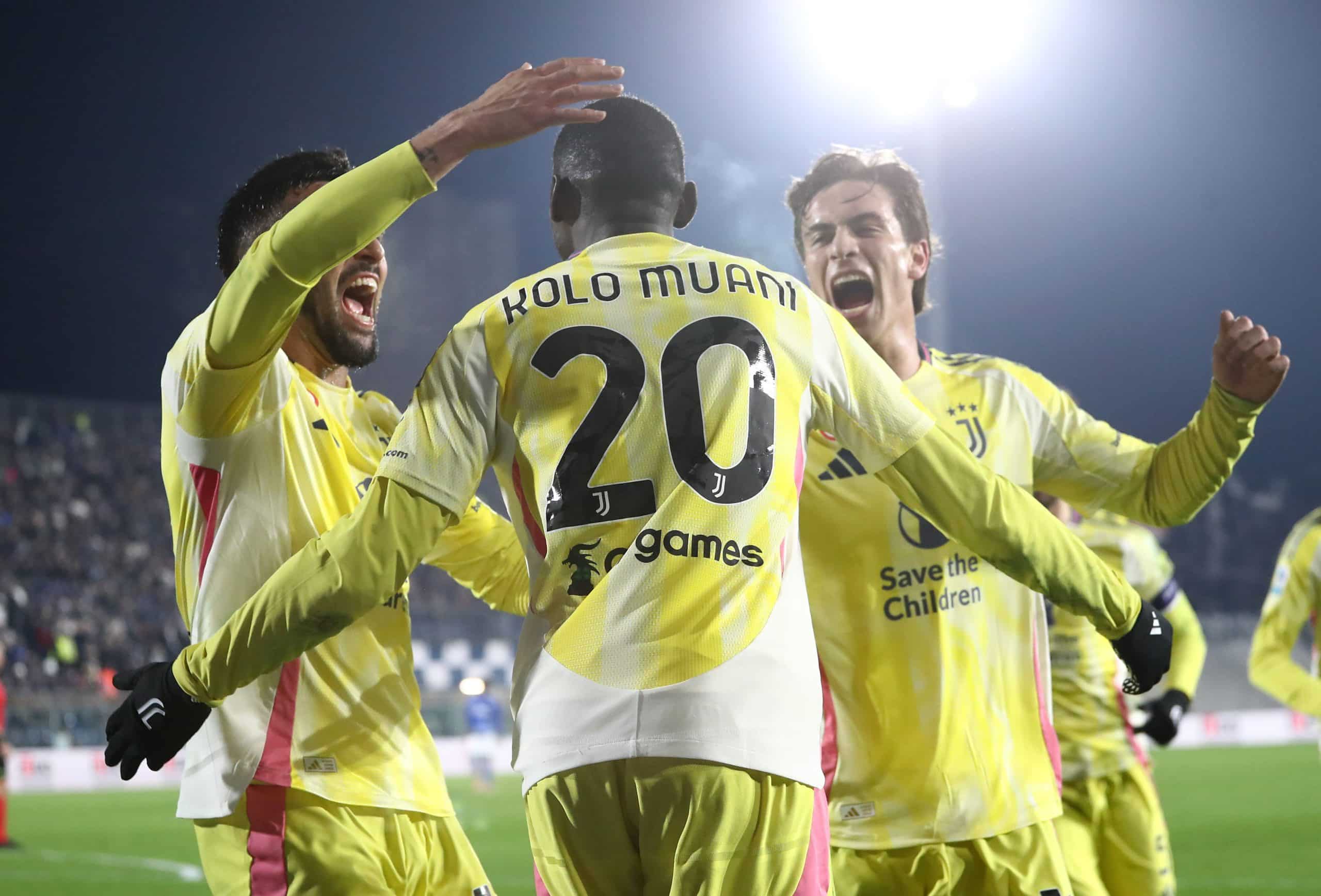 COMO, ITALY - FEBRUARY 07: Randal Kolo Muani of Juventus celebrates with his team-mates after scoring their team's first goal during the Serie A match between Como 1907 and Juventus at Stadio G. Sinigaglia on February 07, 2025 in Como, Italy. (Photo by Marco Luzzani/Getty Images)