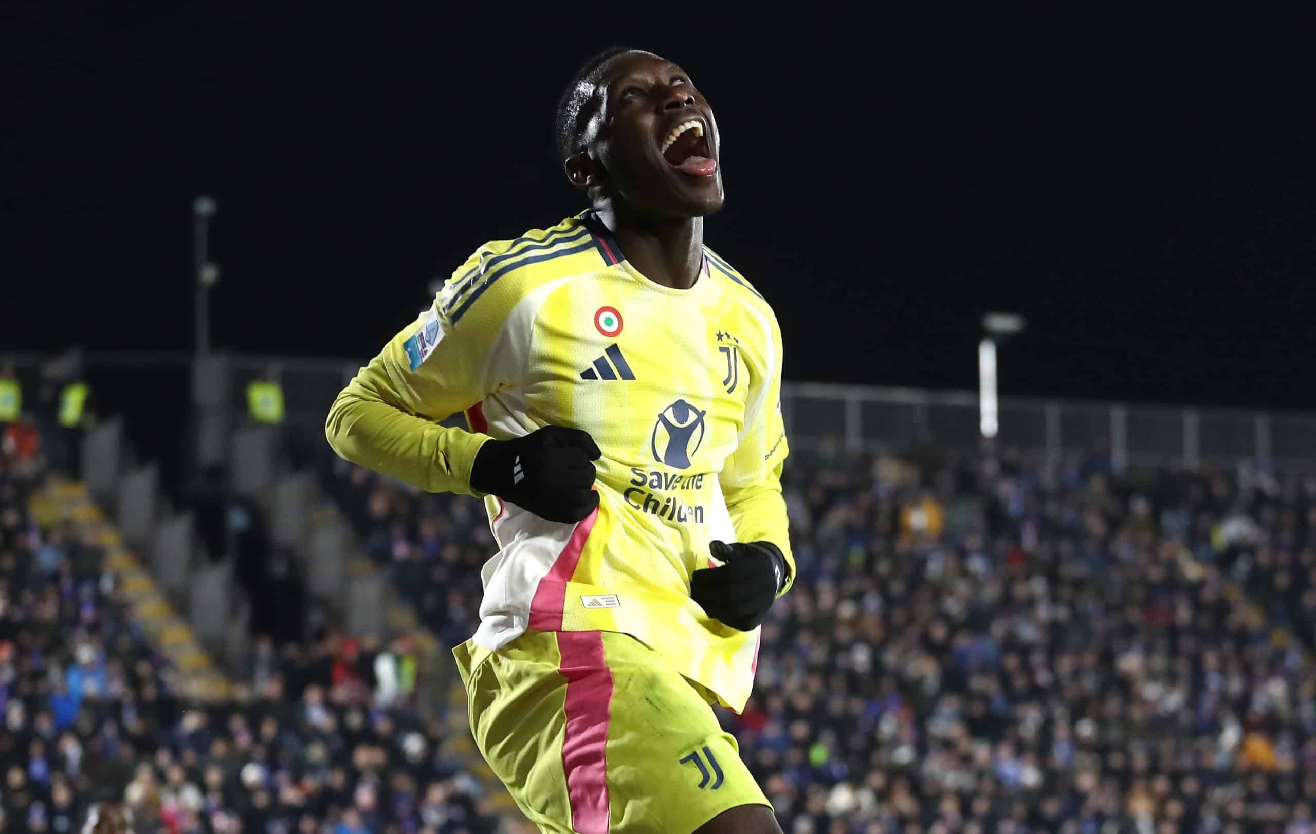 COMO, ITALY - FEBRUARY 07: Randal Kolo Muani of Juventus celebrates after scoring their team's first goal during the Serie A match between Como 1907 and Juventus at Stadio G. Sinigaglia on February 07, 2025 in Como, Italy. (Photo by Marco Luzzani/Getty Images)