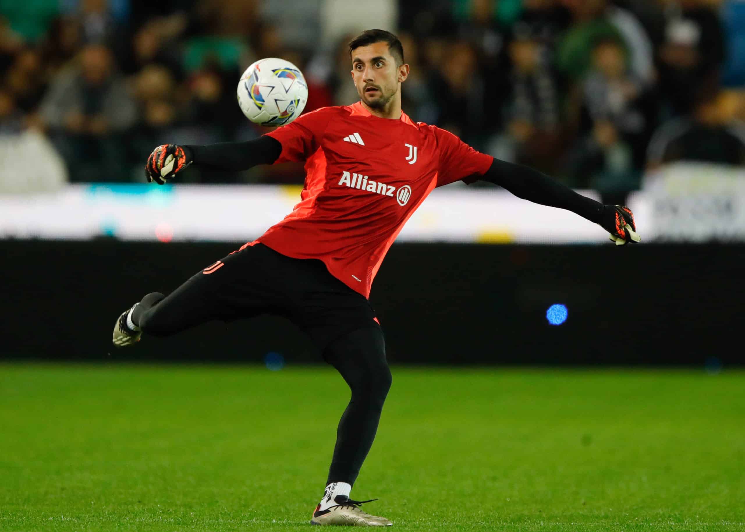 UDINE, ITALY - NOVEMBER 02: Mattia Perin of Juventus warms up before the Serie A match between Udinese and Juventus at Stadio Friuli on November 02, 2024 in Udine, Italy. (Photo by Timothy Rogers/Getty Images)