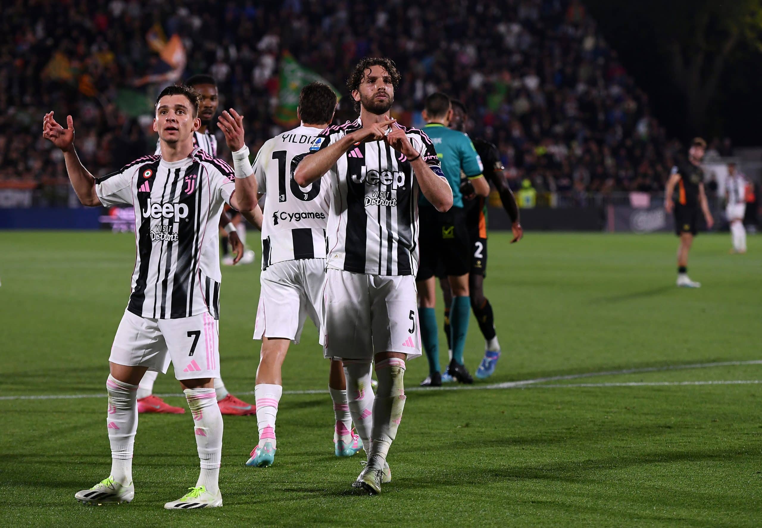 VENICE, ITALY - MAY 25: Manuel Locatelli of Juventus celebrates scoring his team's third goal with teammates during the Serie A match between Venezia and Juventus at Stadio Pier Luigi Penzo on May 25, 2025 in Venice, Italy. (Photo by Alessandro Sabattini/Getty Images)