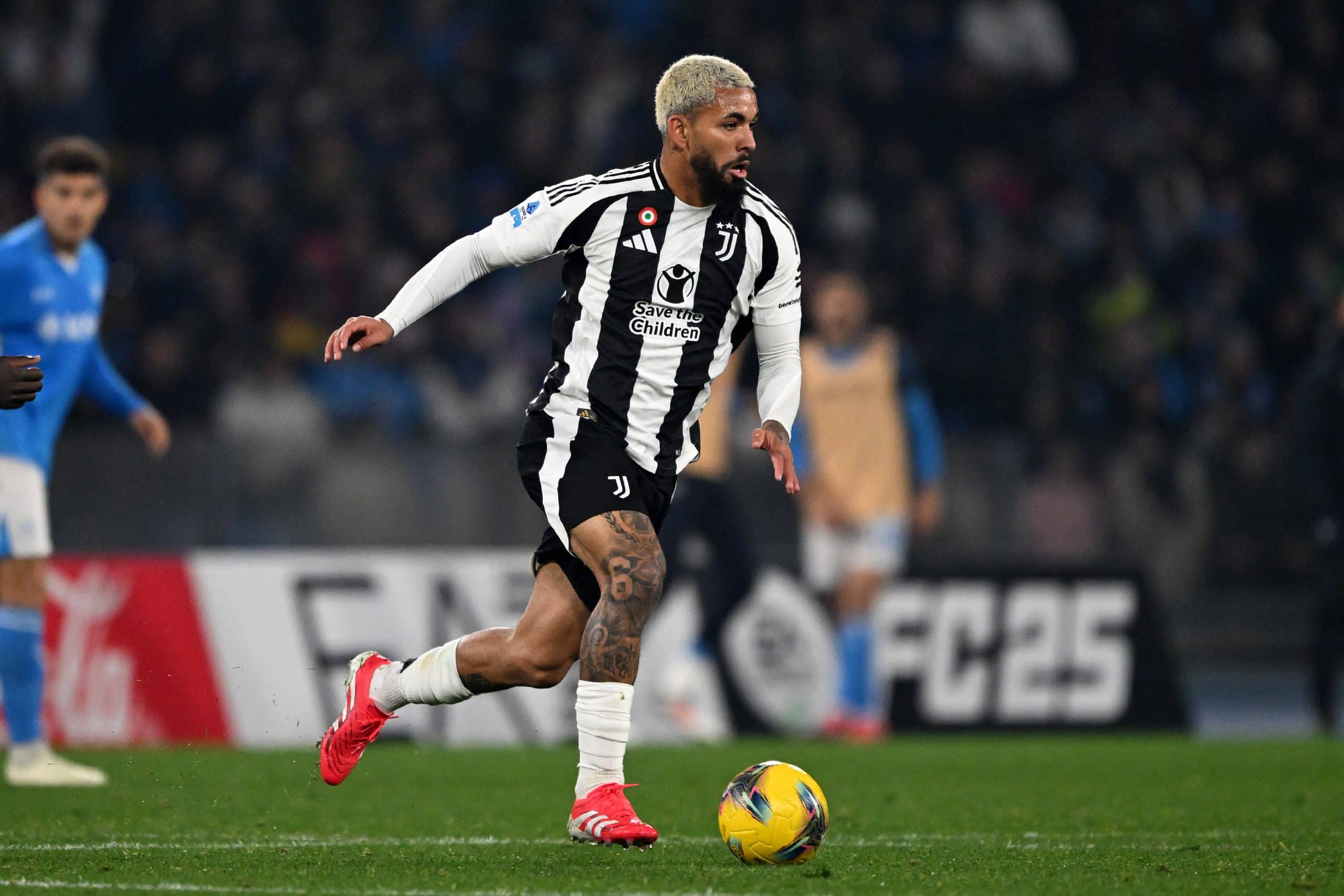 NAPLES, ITALY - JANUARY 25: Douglas Luiz of Juventus during the Serie A match between Napoli and Juventus at Stadio Diego Armando Maradona on January 25, 2025 in Naples, Italy. (Photo by Francesco Pecoraro/Getty Images)