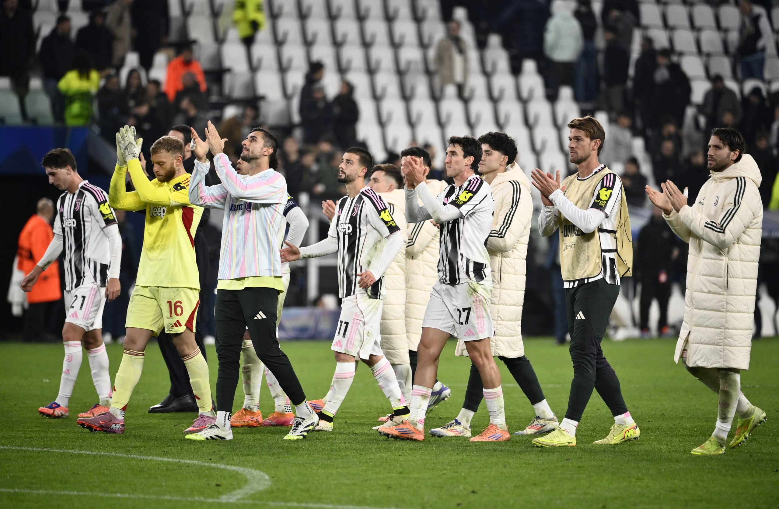 TURIN, ITALY - NOVEMBER 04: Juventus players applaud the fans following the UEFA Champions League 2025/26 League Phase MD4 match between Juventus and Sporting Clube de Portugal at Juventus Stadium on November 04, 2025 in Turin, Italy. (Photo by Stefano Guidi/Getty Images)