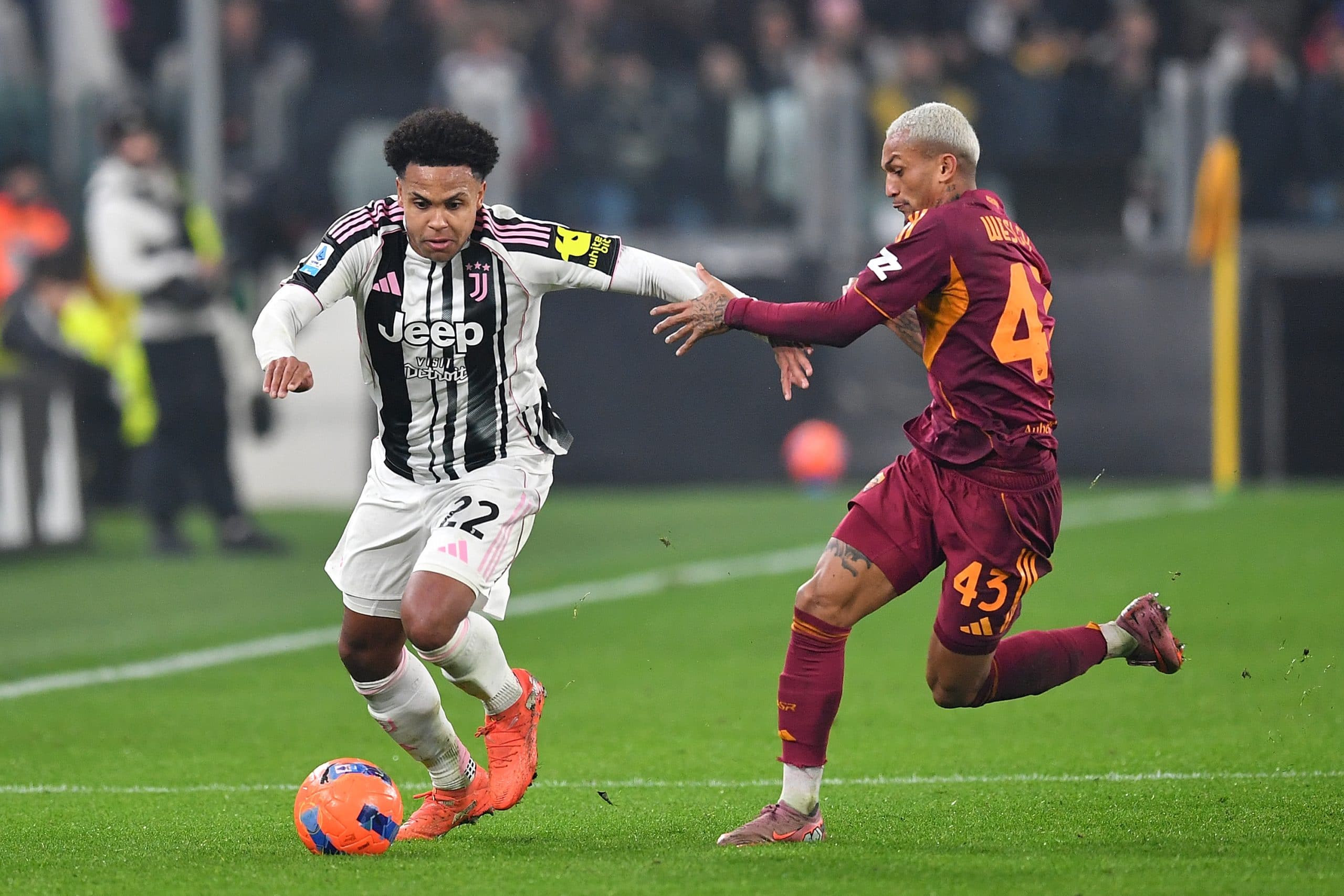 TURIN, ITALY - DECEMBER 20: Weston McKennie of Juventus FC is challenged by Wesley of AS Roma during the Serie A match between Juventus FC and AS Roma at Allianz Stadium on December 20, 2025 in Turin, Italy. (Photo by Valerio Pennicino/Getty Images)