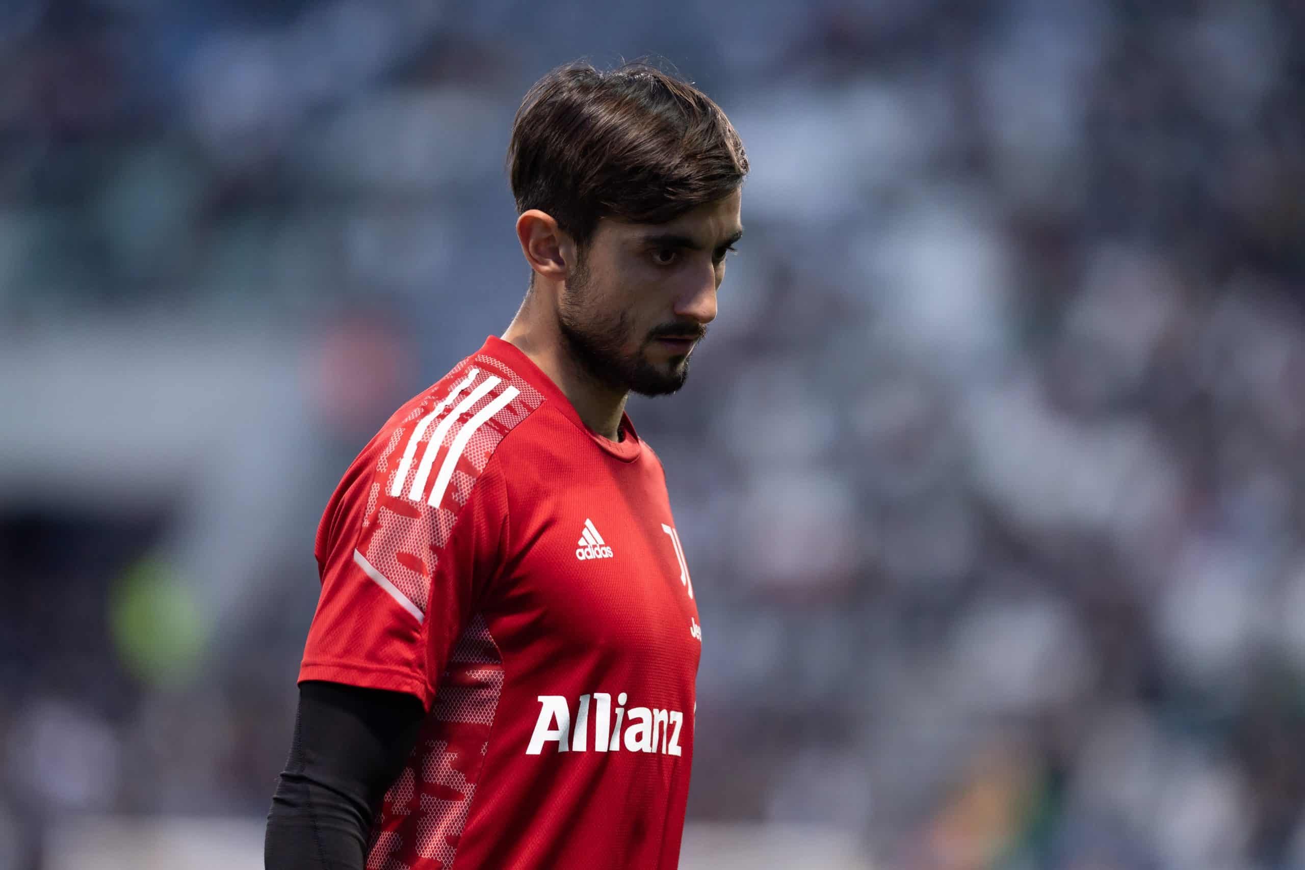 REGGIO NELL'EMILIA, ITALY - APRIL 25: Mattia Perin of Juventus looks on prior to the Serie A match between US Sassuolo and Juventus at Mapei Stadium - Citta' del Tricolore on April 25, 2022 in Reggio nell'Emilia, Italy. (Photo by Emmanuele Ciancaglini/Getty Images)