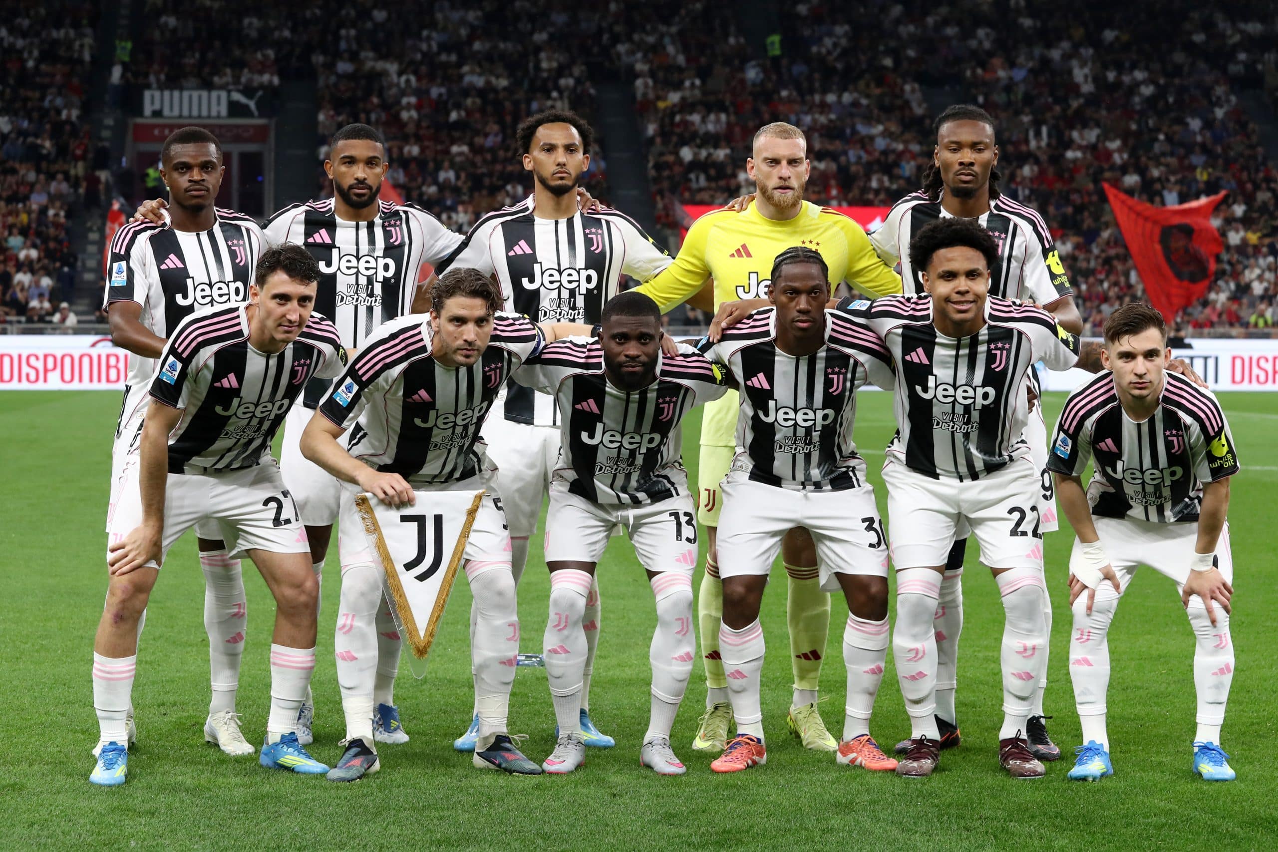 MILAN, ITALY - APRIL 26: Players of Juventus pose for a team photograph prior to the Serie A match between AC Milan and Juventus FC at Giuseppe Meazza Stadium on April 26, 2026 in Milan, Italy. (Photo by Marco Luzzani/Getty Images)